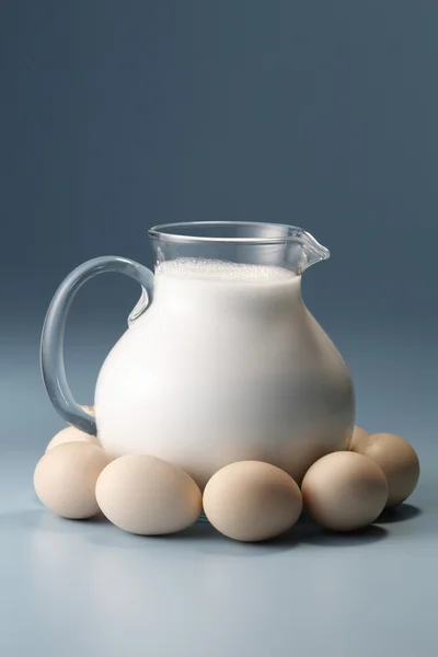Товарное изображение молока и яйца — стоковое фото