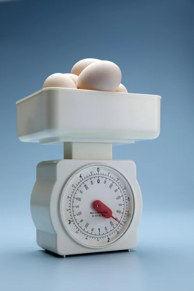 Imagen de stock del huevo en la escala —  Fotos de Stock