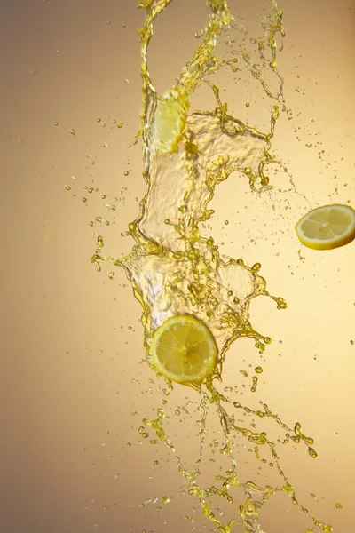 Abstrakt vatten, stänk och citron — Stockfoto