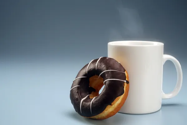 Kahvi ja donitsi — kuvapankkivalokuva