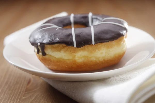 Donut com vidros de chocolate — Fotografia de Stock