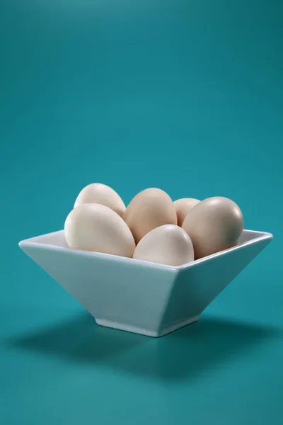 Чаша, полная яиц — стоковое фото