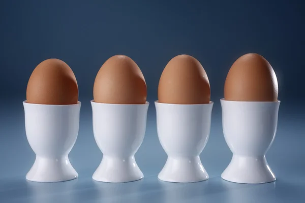 Яйцо наполовину варёное — стоковое фото