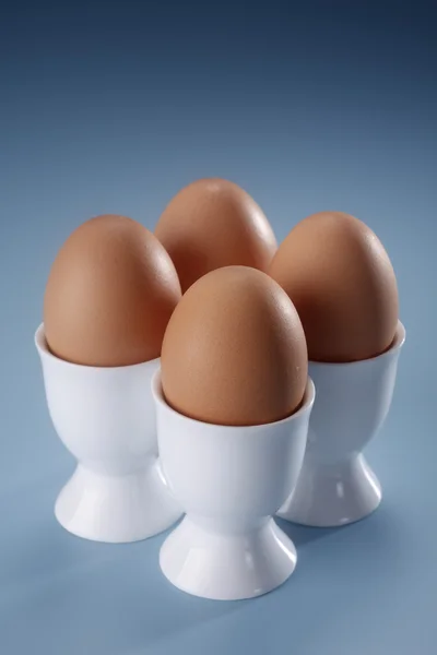 Яйцо наполовину варёное — стоковое фото