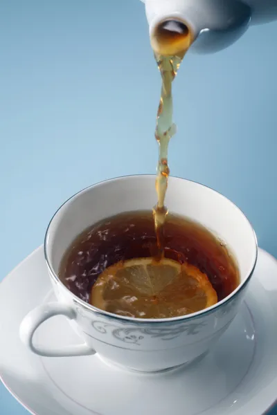 Versare il tè — Foto Stock
