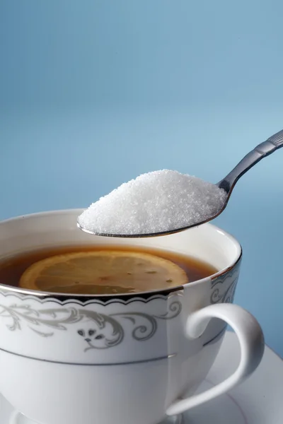 Добавление сахара — стоковое фото