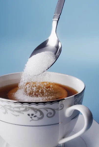 Att tillsätta socker — Stockfoto