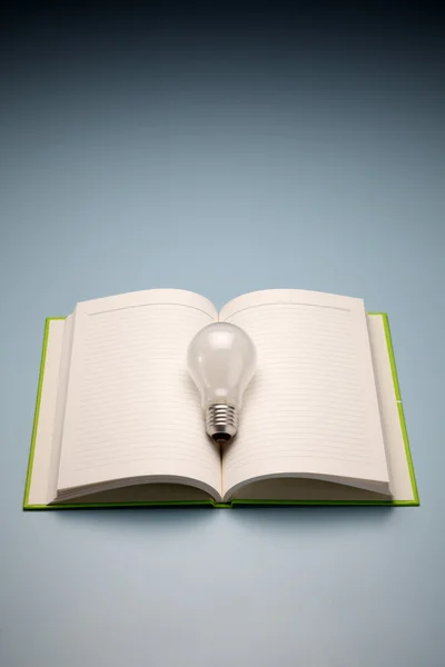 Een boek en lamp — Stockfoto