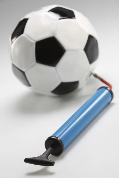 Míč a míč vzduchové čerpadlo — Stock fotografie