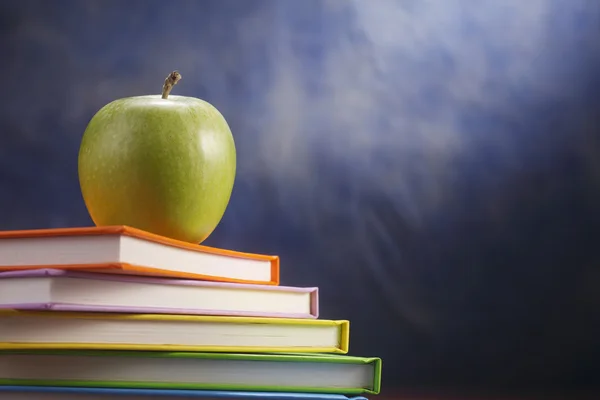 Bücher und ein Apfel. — Stockfoto