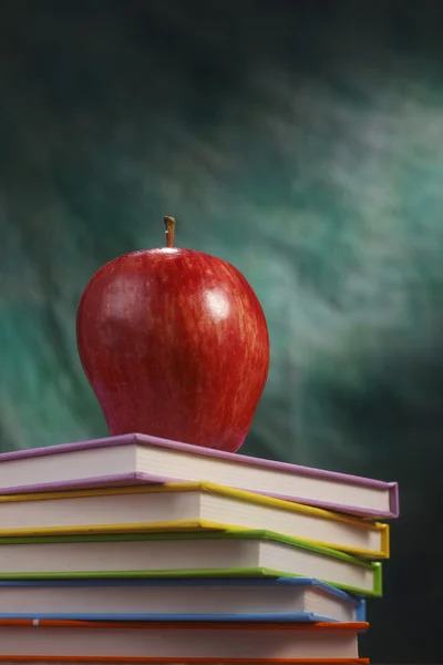 Livros e uma maçã . — Fotografia de Stock