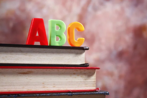 Fechar o alfabeto abc na frente do livro — Fotografia de Stock