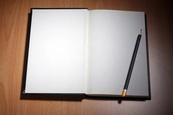 Lápis no livro de anotações — Fotografia de Stock