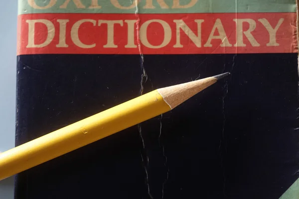 Crayon et dictionnaire — Photo