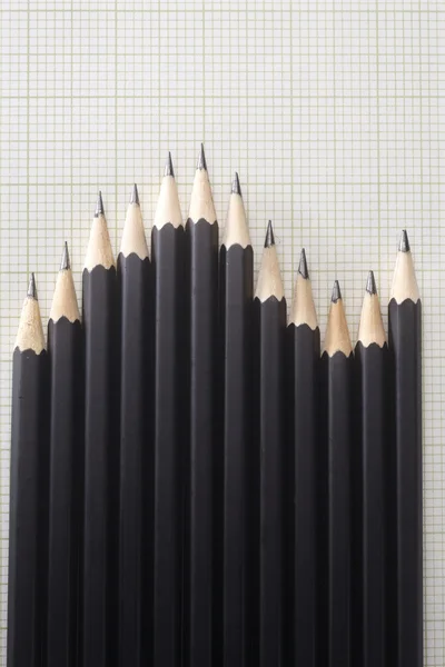 पेंसिल की स्टॉक छवि एक पंक्ति में व्यवस्था करें — स्टॉक फ़ोटो, इमेज