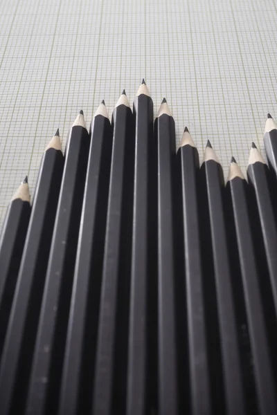 Изображение стрелки карандаша в ряд — стоковое фото