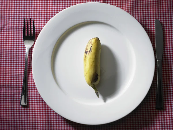 Банан на тарелке — стоковое фото