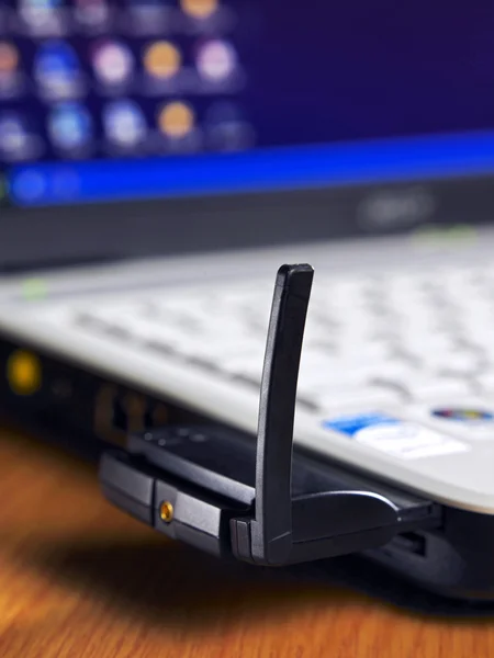 WiFi-adapter die is verbonden aan een laptop — Stockfoto