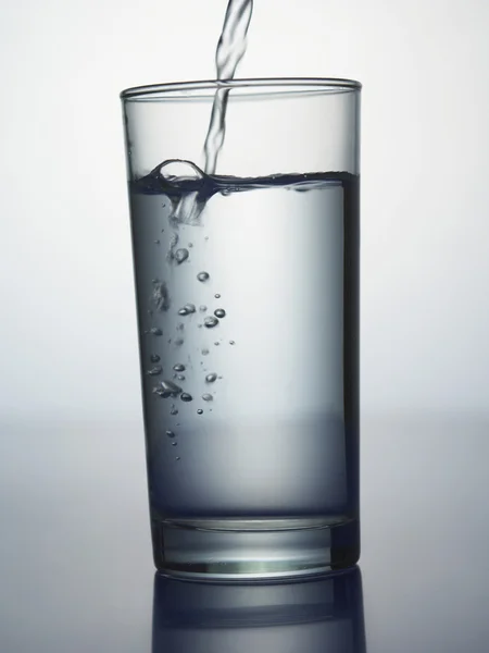 Glas Gießwasser mit Reflexion — Stockfoto