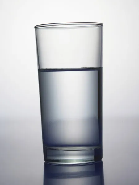 Agua en un vaso — Foto de Stock