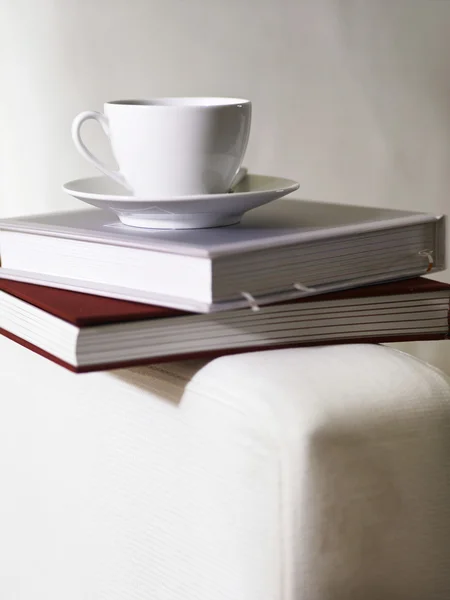 Tazza di tè in cima ai libri — Foto Stock