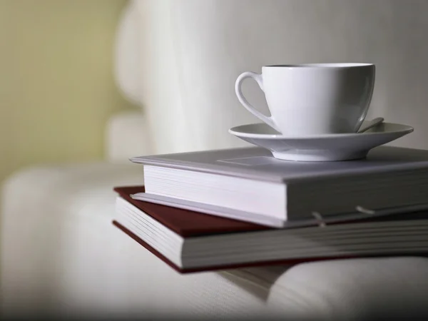 Filiżanka herbaty na książki — Zdjęcie stockowe