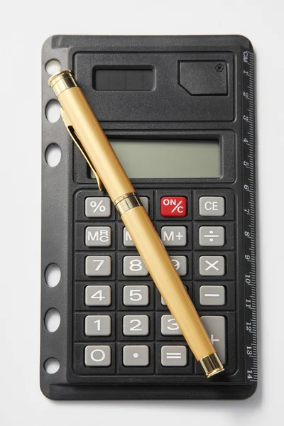 Caneta e uma calculadora — Fotografia de Stock