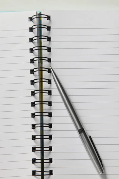 Penna di scrittura sulla pagina vuota — Foto Stock