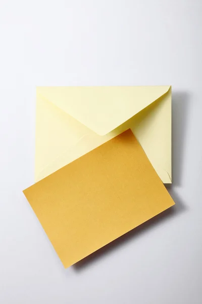 Envelop met blanco papier — Stockfoto