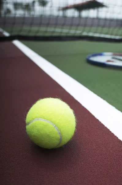 Balle de tennis et raquette sur le terrain — Photo