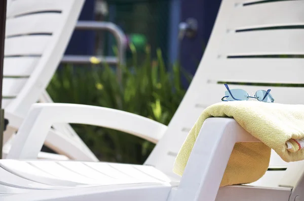 Солнечные очки и полотенце — стоковое фото