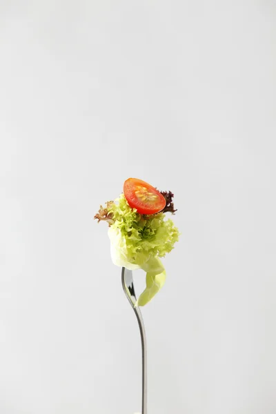Gezond voedsel eten - Salade op de witte achtergrond — Stockfoto
