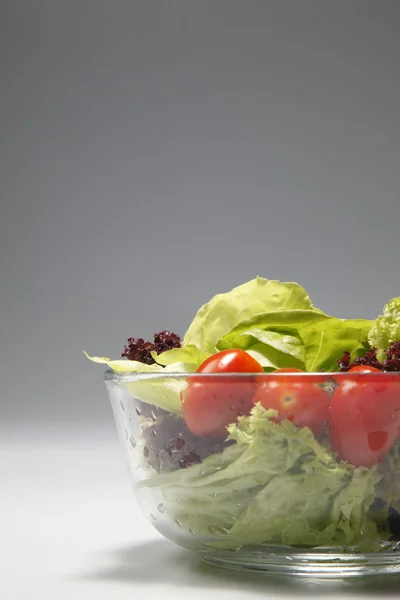 サラダを食べて健康食品 — ストック写真