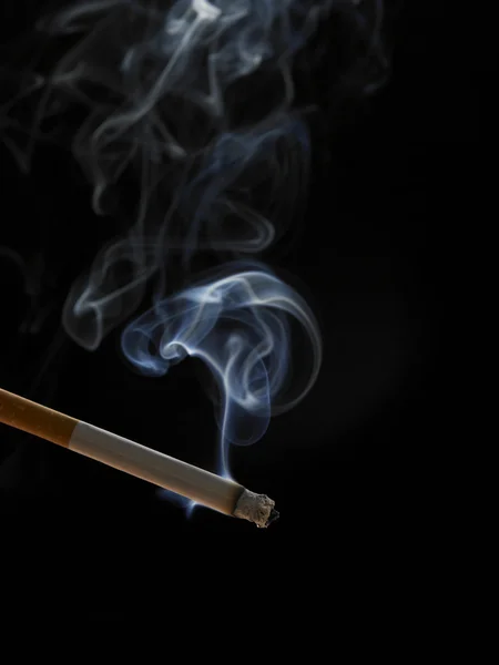 Zigarette mit Rauch anzünden — Stockfoto