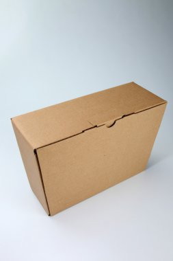 düz renkli arka plan üzerinde kahverengi renk cardbox