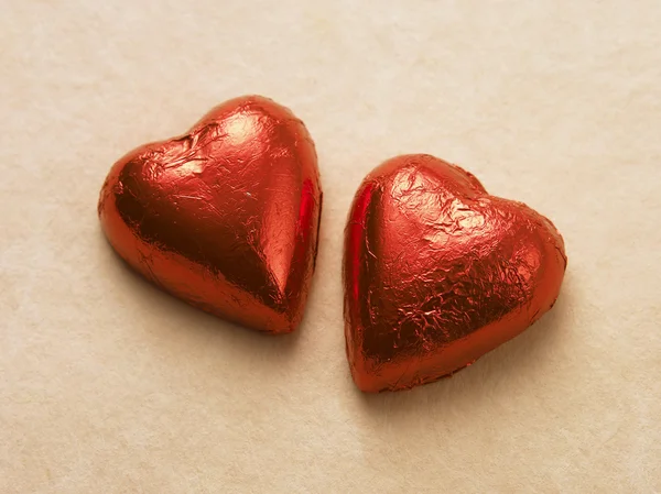 Dos corazón forma chocolate lado a lado — Foto de Stock
