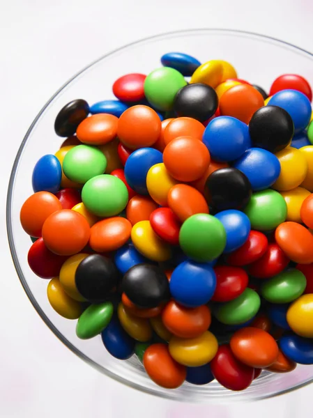 Primer plano de los dulces de chocolate multicolor en la taza — Foto de Stock