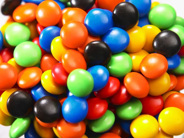 En kopp multi färg choklad godis — Stockfoto