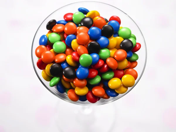 En kopp multi färg choklad godis — Stockfoto