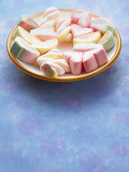 Plate of marshmallow on the blue color background — Stock Photo, Image