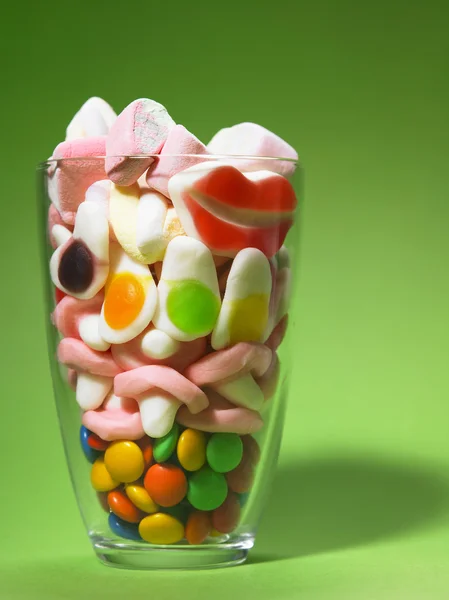 Cup av alla slags skräpmat, gummy, choklad och marshmallow — Stockfoto