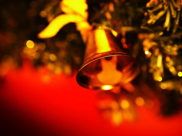Artículo decorativo, bola en el árbol de Navidad — Foto de Stock