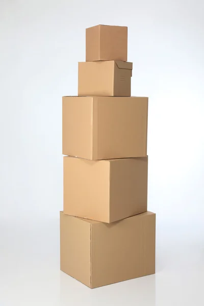 Stack av bruna cardbox på slätten bakgrunden — Stockfoto