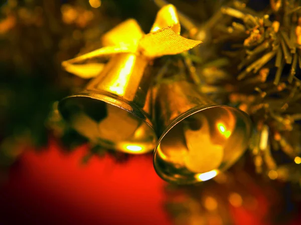 Élément décoratif, cloche sur l'arbre de Noël — Photo