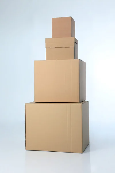 Stapel bruin cardbox op de vlakte achtergrond — Stockfoto