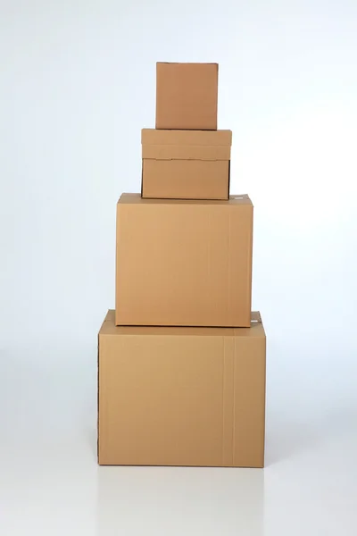 Pila de cartón marrón sobre el fondo liso —  Fotos de Stock