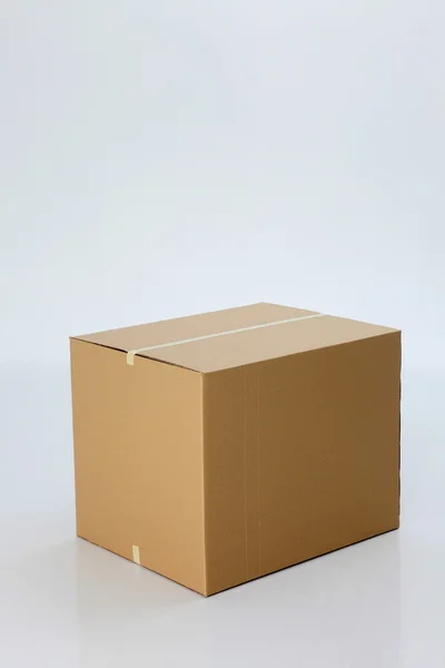 Коричневая коробка на обычном фоне цвета — стоковое фото