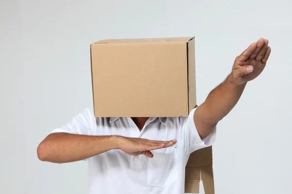 Человек покрытый коробкой — стоковое фото