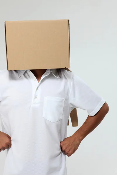 Homem coberto de caixa — Fotografia de Stock