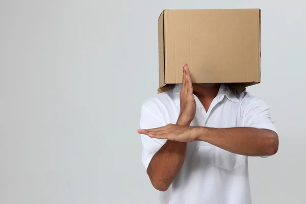 Homem coberto de caixa — Fotografia de Stock